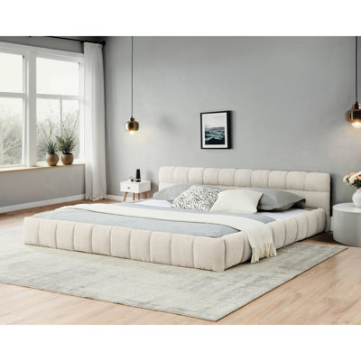 Lit plateforme tapissier très grand beige avec tête de lit moelleuse, chenille épaisse, sans sommier tapissier, créer une chambre paisible, conception simple et moderne