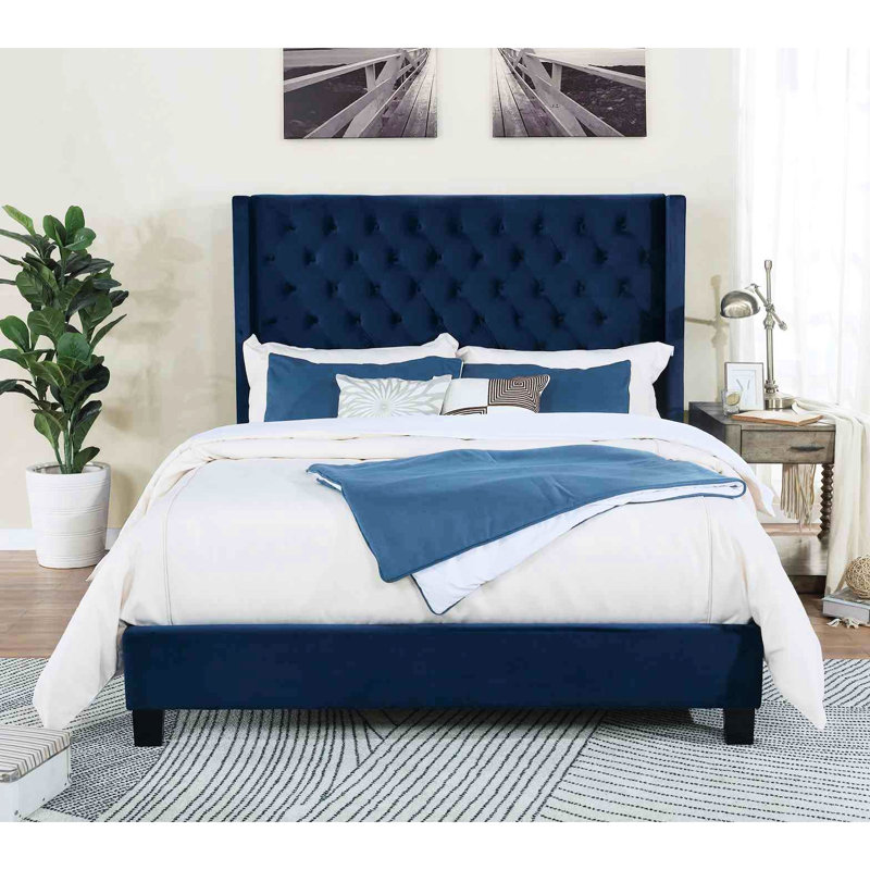 Cadre de grand lit bleu marine, transitionnel et moderne, revêtement en velours, tête de lit à boutons avec surpiqûres en losanges, entièrement rembourré, motif