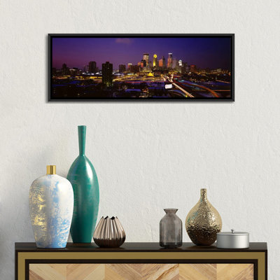 «Panoramic Skyscrapers all up at dusk», Minneapolis, Minnesota, États-Unis, reproduction de photo sur toile tendue