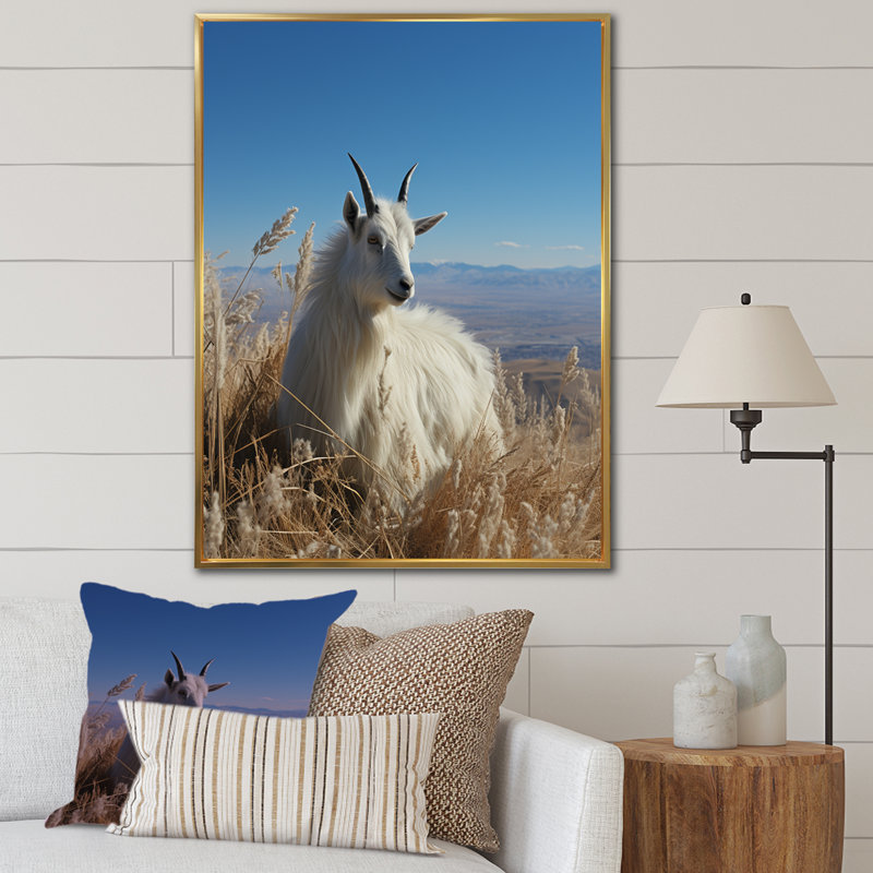 Art mural blanc chèvre solitaire blanc, Cadre flottant doré, H 32 po x l 24 po
