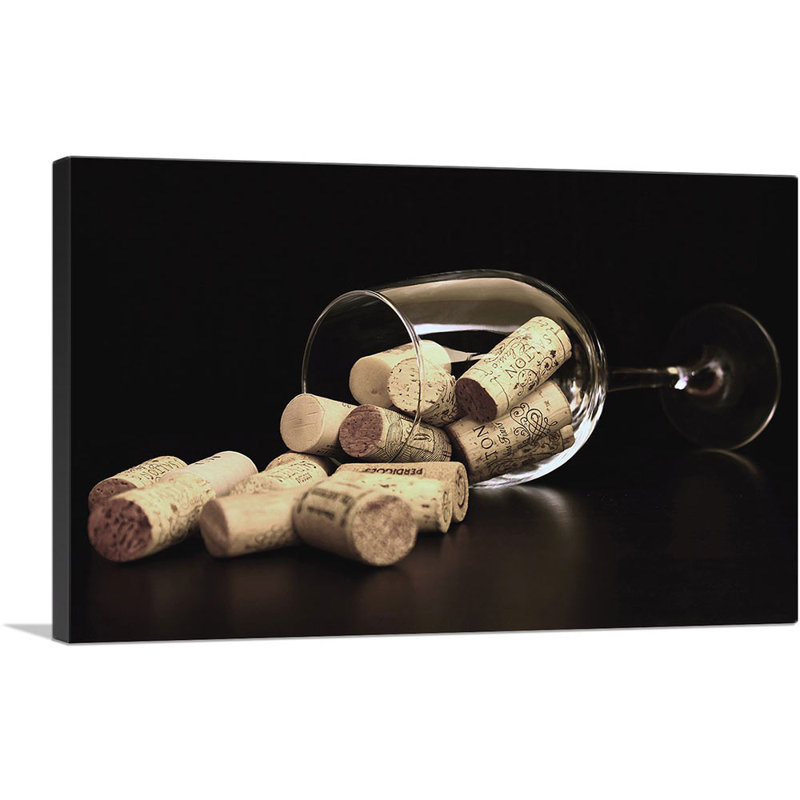 «Wine Glass with Bottle Caps», reproduction de photo sur toile tendue, H 12 po x l 18 po x 1,5 po