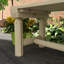 Banc en bois semi-circulaire pour arbre entourant un jardin
