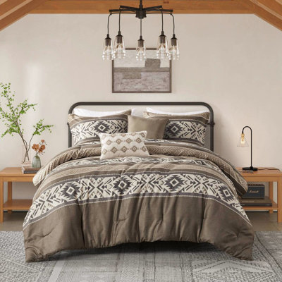 Édredon 5 pièces avec coussins décoratifs, double / grand, chevrons à rayures brunes. Fabriqué en microfibre à chevrons, rembourré et lavable à la machine en tissu brun. , Et nettoyer les taches