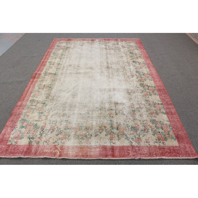 Tapis turc rétro dans d'élégants tons de rouge et ivoire délavés avec un motif floral