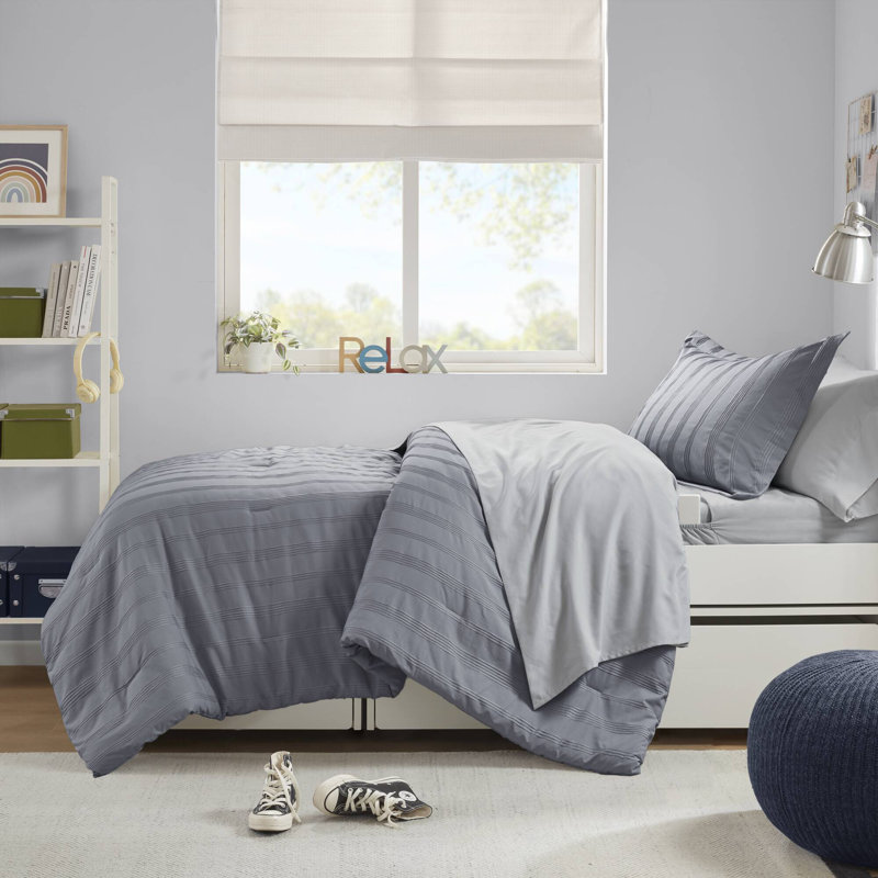 Ensemble de literie confortable gris en polyester TG avec motif rayé moderne