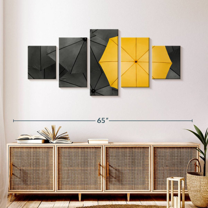 Parasol jaune, H 24 po x l 55 po