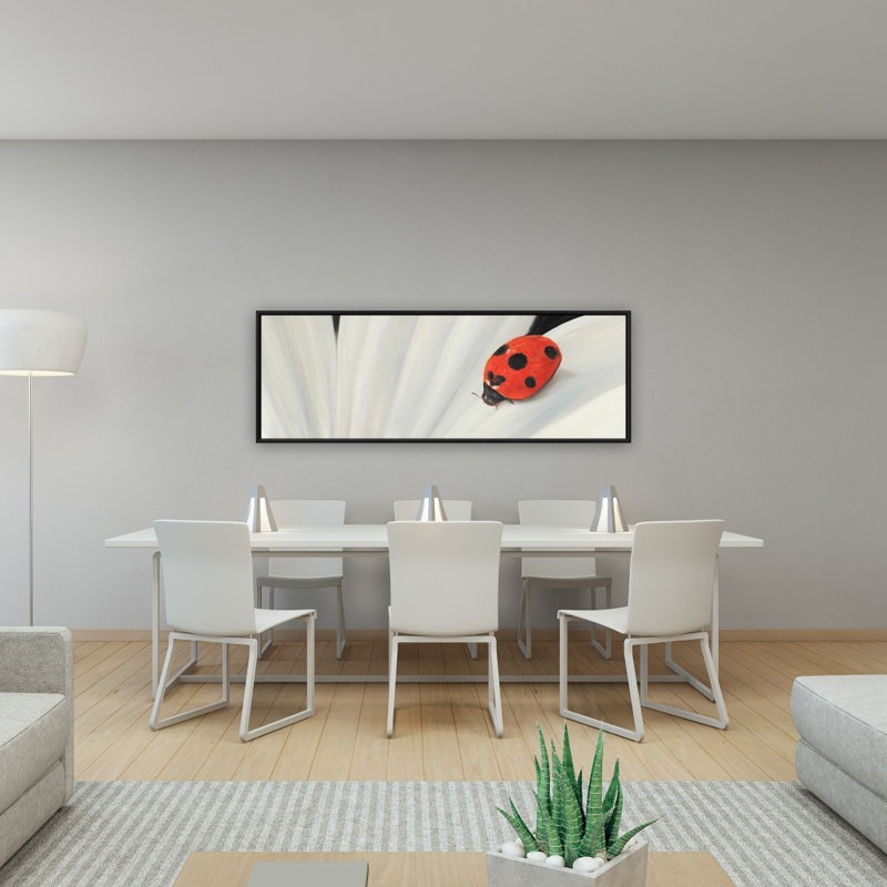 " White Daisy And Ladybug "