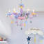 Lustre arc-en-ciel ludique pour espaces créatifs