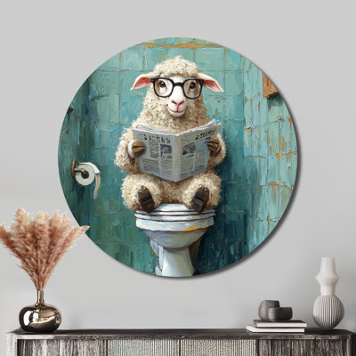 Mignon mouton lisant un journal dans la salle de bain II - Art mural rond en métal