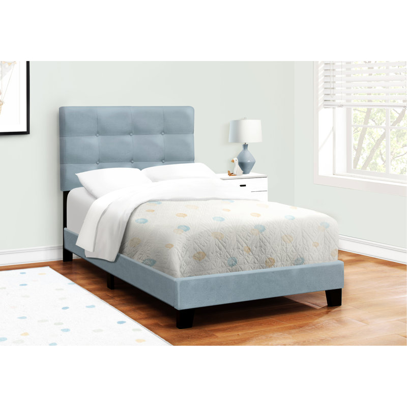 Lit plateforme tapissier simple en velours bleu pour une chambre à coucher relaxante