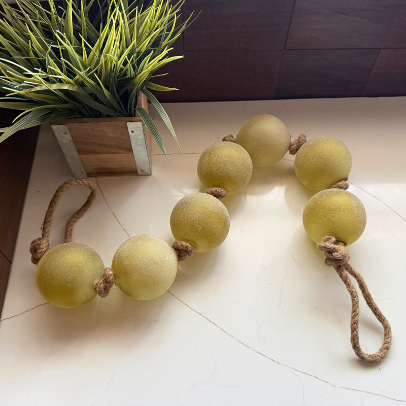 Guirlande de boules en verre vert olive dépoli, style côtier, avec boucles en corde naturelle, 99 cm de hauteur, L 3 po