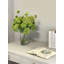 Arrangement de fausses boules de neige dans un vase