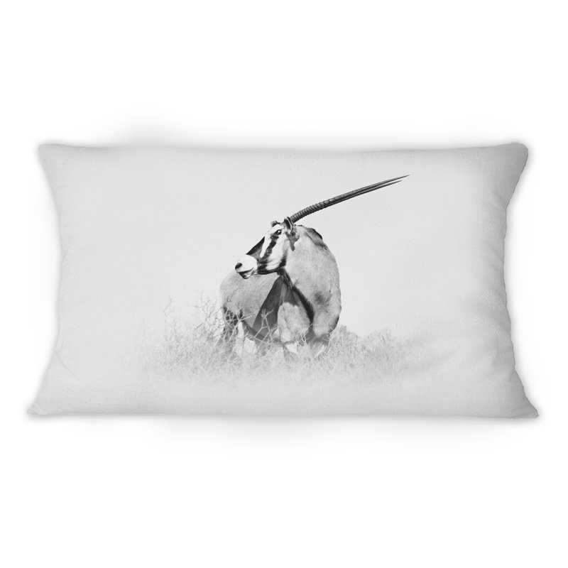 Gemsbok africain en noir et blanc - coussin décoratif traditionnel imprimé 12 po x 20 po