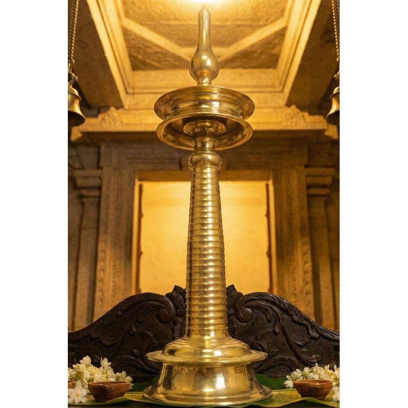 Grande lampe de 41 pouces fabriquée à la main en laiton de South Indian