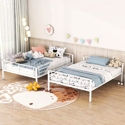Lit superposé moderne au-dessus d'un lit double, structure épurée blanche, peu encombrant, s'adapte confortablement à tout le monde, économisant du mobilier pour chaque chambre
