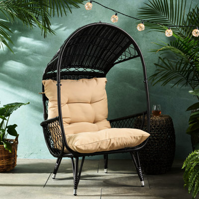 Chaise d'extérieur avec coussin en tissu et design attrayant de style moderne