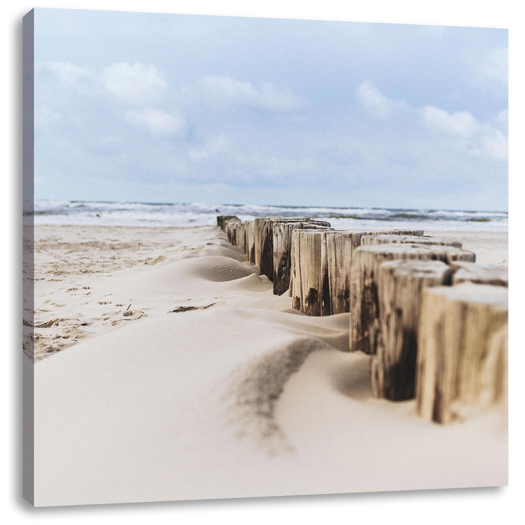 Leinwandbild Nahaufnahme Steg aus Holzpflöcken am Meer