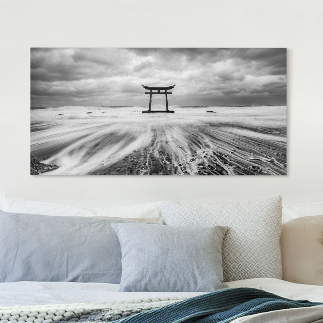 Leinwandbild Japanisches Torii Im Meer von Jan Becke