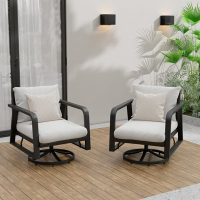 Deux chaises pivotantes