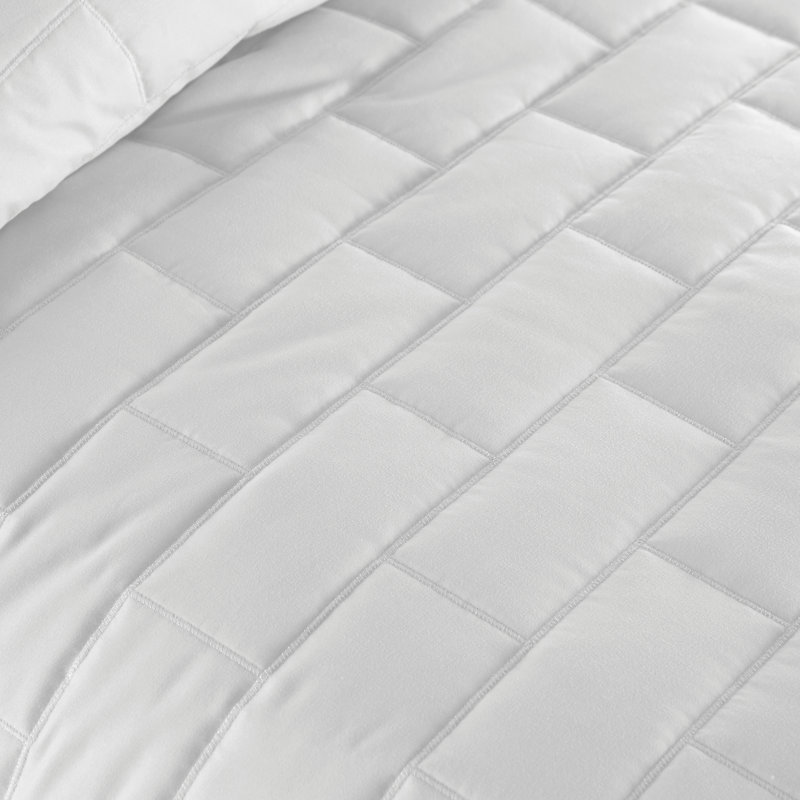 Vilano Bright White Full Microfiber Quilt Set