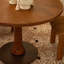Une table ronde magnifiquement conçue dans un style rétro-672943336
