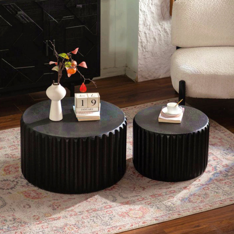 Ensemble de tables basses rondes festonnées noires