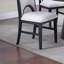 Chaise à découpes arquée en tissu blanc
