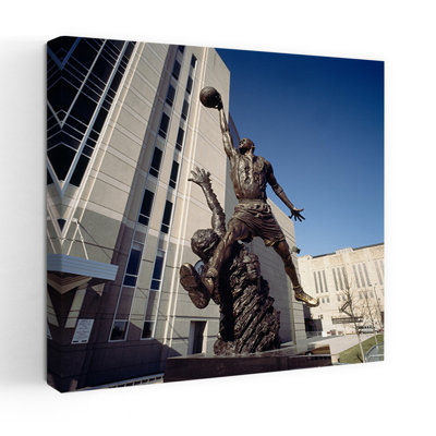 Vue en contre-plongée d'une statue devant un bâtiment Statue de Michael Jordan, United Center, Chicago Cook County, Illinois, États-Unis, Architecture contemporaine, Art