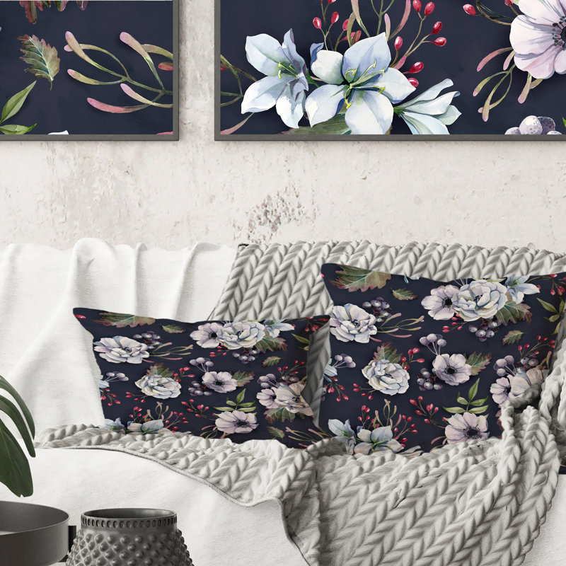 Coussin décoratif à motif de fleurs blanches et de baies rouges, 16 po x 16 po