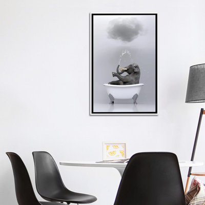 «Elephant Relaxing in the Bath 3» par Mike Kyiv - reproduction d'art