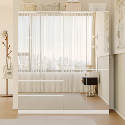 Armoire moderne avec panneaux de porte en miroir