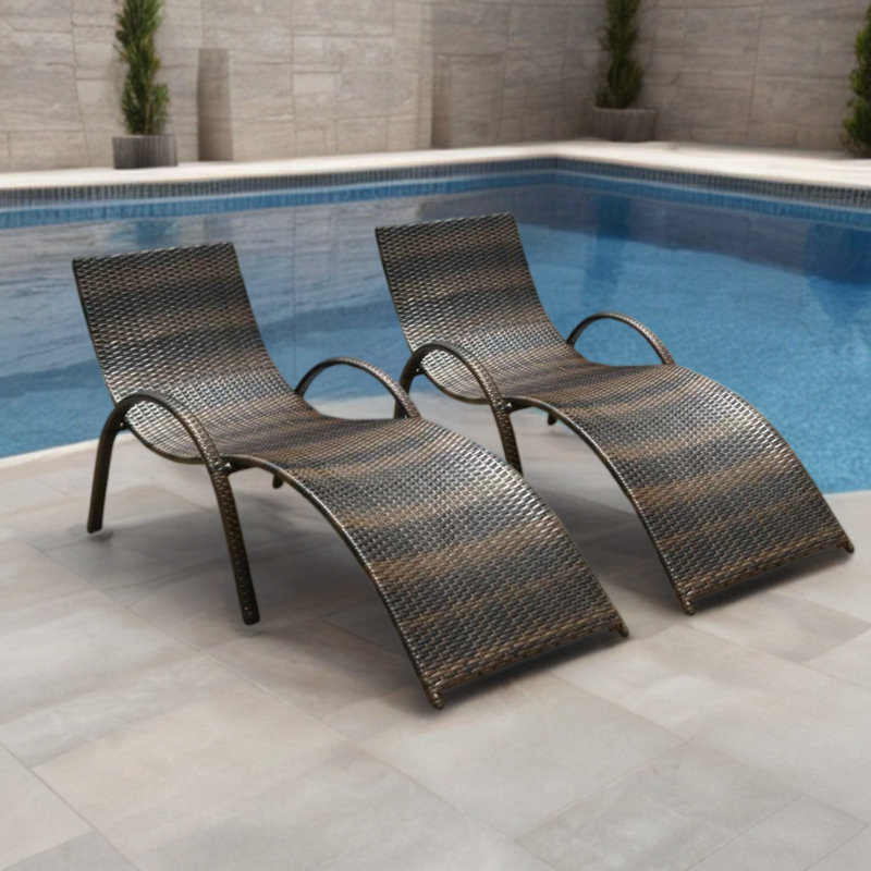 Chaises longues d'extérieur en rotin sur la plage de sable