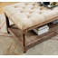Banc de style rustique avec rangement ouvert au bas et siège capitonné, parfait pour les vestibules et les salons