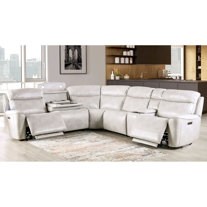 Canapé d'angle inclinable électrique en forme de L, couleur taupe, en matériau respirant, avec tablette rabattable pour plus de commodité et chargeur sans fil pour appareils électroniques.