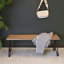 Banc de salle à manger industriel Aryven en bois, fini pin foncé rustique, idéal pour des assises confortables et élégantes.