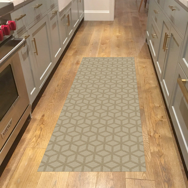Tapis de cuisine à profil bas Un-Rug Cubics Rube par Matterly, Beige, Rectangle 2 pi x 6 pi