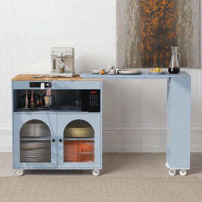 Îlot de cuisine roulant avec table d'extension, éclairage DEL, prises électriques, 2 portes encastrées en verre avec compartiments de rangement et 3 tablettes ouvertes sur les côtés.