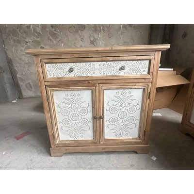 Armoire rustique vintage avec panneaux floraux sculptés, buffet en bois vieilli avec tiroir et portes doubles, armoire de rangement de style campagnard pour le salon, le vestibule ou la chambre à coucher