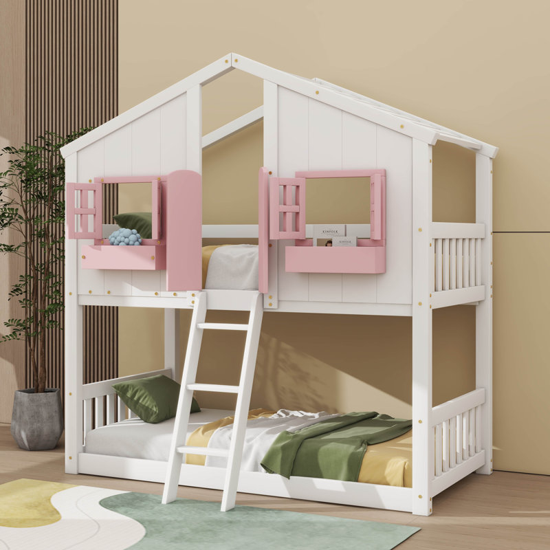 Lit superposé simple de style maison simple équipé d'un toit, d'une fenêtre, d'une porte, de barrières de sécurité et d'une échelle