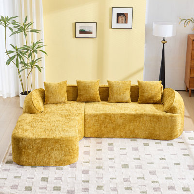 Canapé jaune en forme de L en chenille jaune qui s'agence bien avec n'importe quel salon. Il est doté d'une éponge hautement élastique pour une assise confortable, d'accoudoirs courbés et de quatre coussins décoratifs.