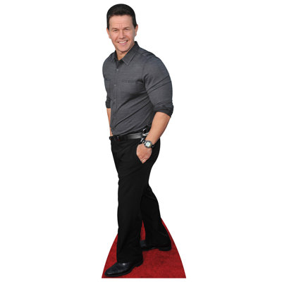 Mark Wahlberg carton debout