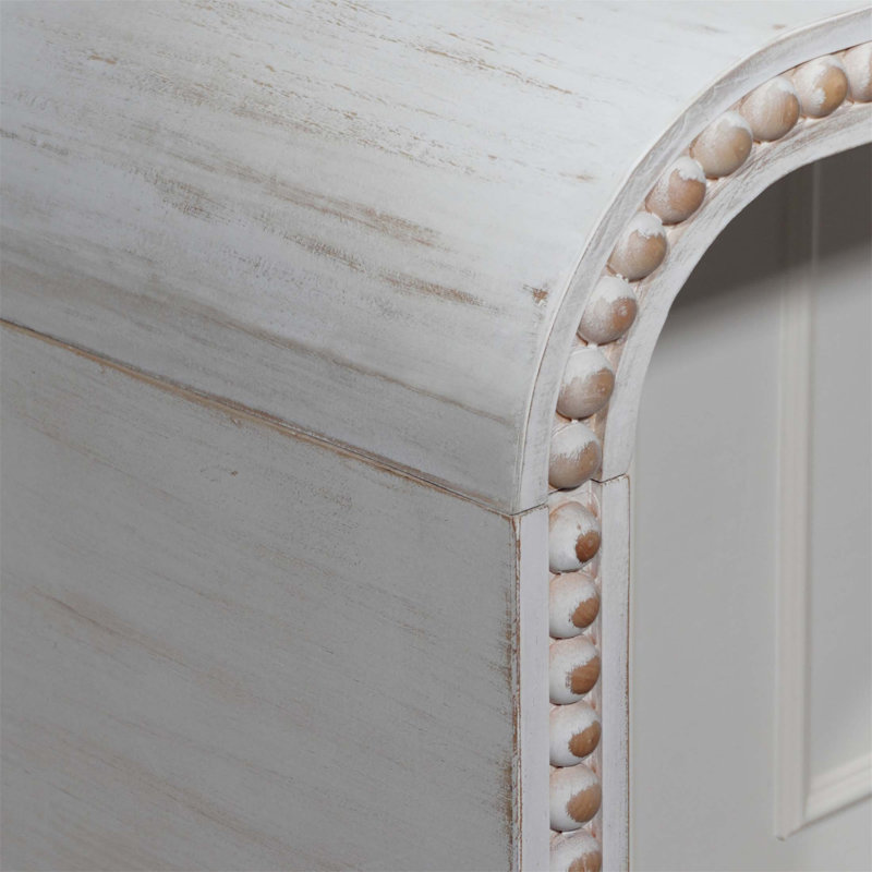 Console blanc délavé avec structure en forme de cascade courbée et détails en perles de bois, parfait pour les entrées et les couloirs.