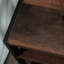 Table d'appoint, table de chevet, brun, tiroir, chambre à coucher, style industriel, glissières en métal, butées, conception compacte, finition chêne chaud, tablette inférieure ouverte, bois d'ingénierie compact,