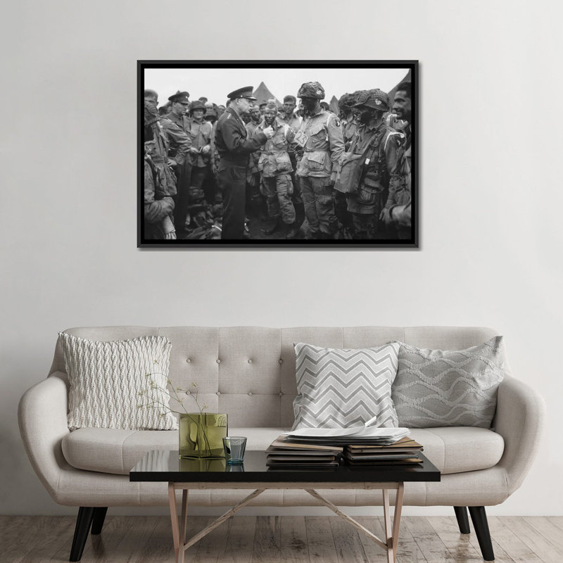 « general dwight d. eisenhower parlant avec les soldats de la division de l’air 101st », reproduction de photo sur toile