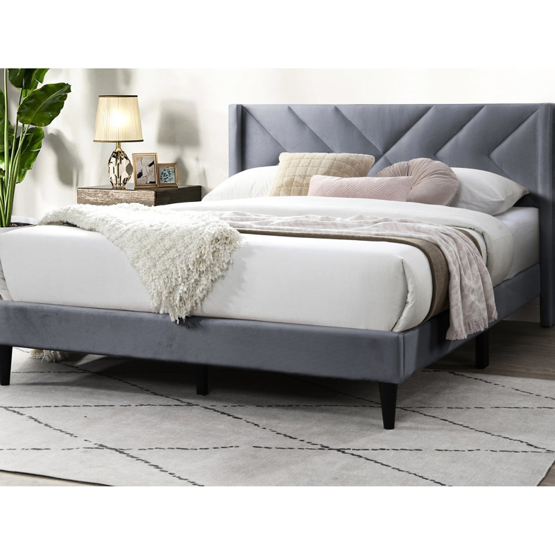 Grand lit tapissier contemporain en velours gris, tête de lit profilée, lit en lattes de bois de style moderne en velours gris, base à lattes géométrique
