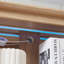 Vitrine lumineuse avec tablettes réglables, deux portes et un tiroir pour une présentation et un rangement polyvalents dans n'importe quelle maison
