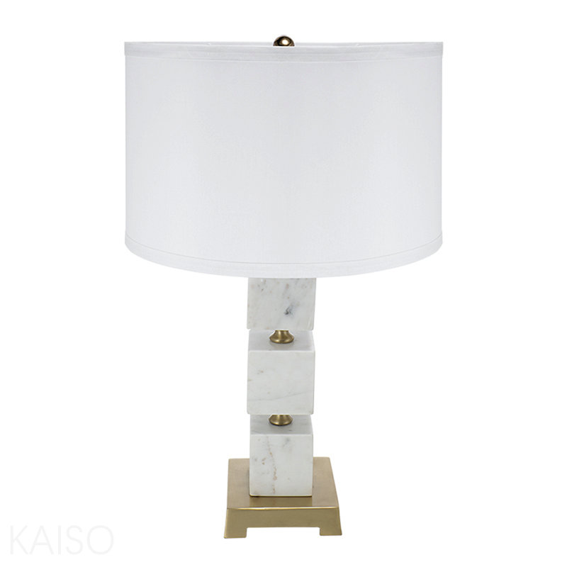 Lampe de table cubique en marbre blanc D16 x 26,5 po avec base et corps dorés (assemblage de l'abat-jour requis)