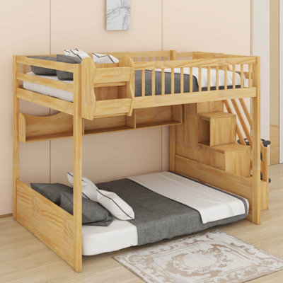 Grand lit mezzanine en bois avec escalier et garde-robe, tablettes de rangement et espace sous le lit