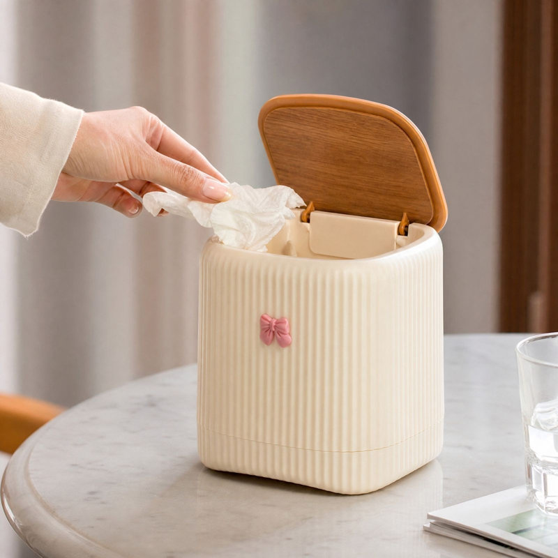 Poubelle de bureau à couvercle rabattable avec joli nœud décoratif, petite poubelle en plastique avec couvercle pour chambre, salon ou coiffeuse.