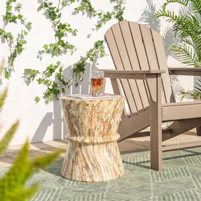 Table d'appoint d'extérieur en forme de sablier, table d'appoint contemporaine en béton avec texture de pierre simulée, table de bout d'extérieur pour le salon, le jardin,